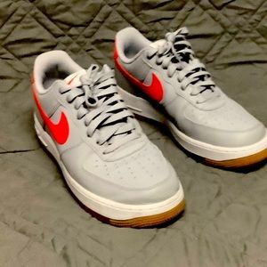 MENS 9.5 NIKE AIR FORCE ONE.  IN AWESOME CONDITION. WORN ONE TIME   Best Deals